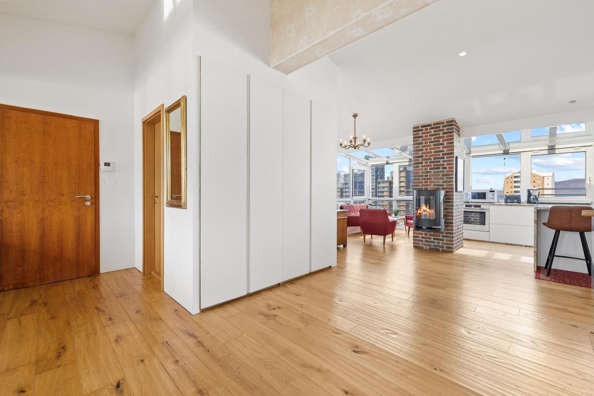 Dead Centre Penthouse Apartment *