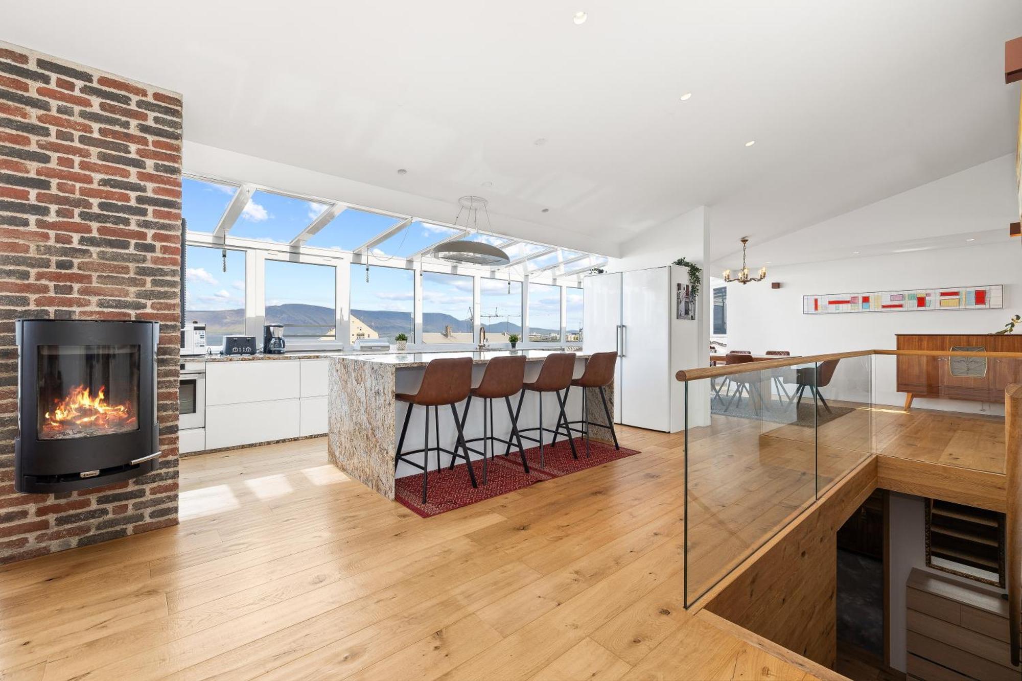 Dead Centre Penthouse Apartment *