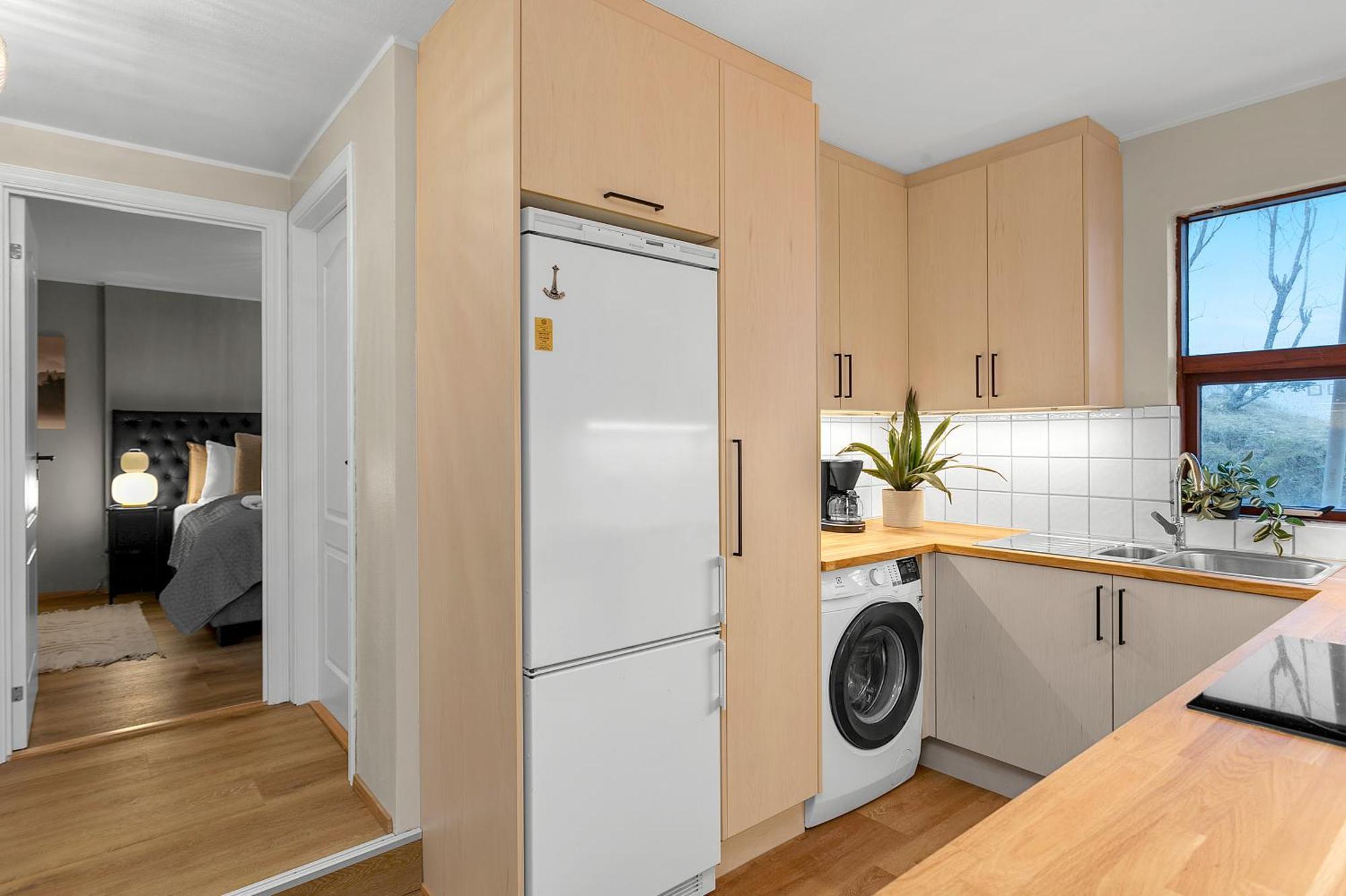 Inviting 2br Haven In The Heart Of The Suburbs *