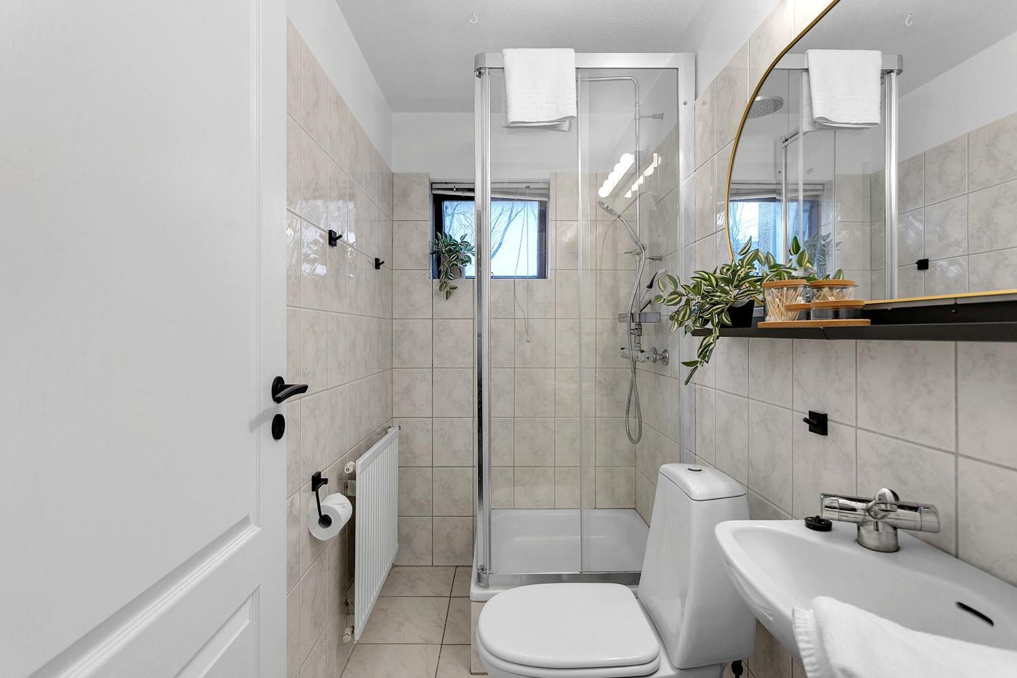 Inviting 2br Haven In The Heart Of The Suburbs