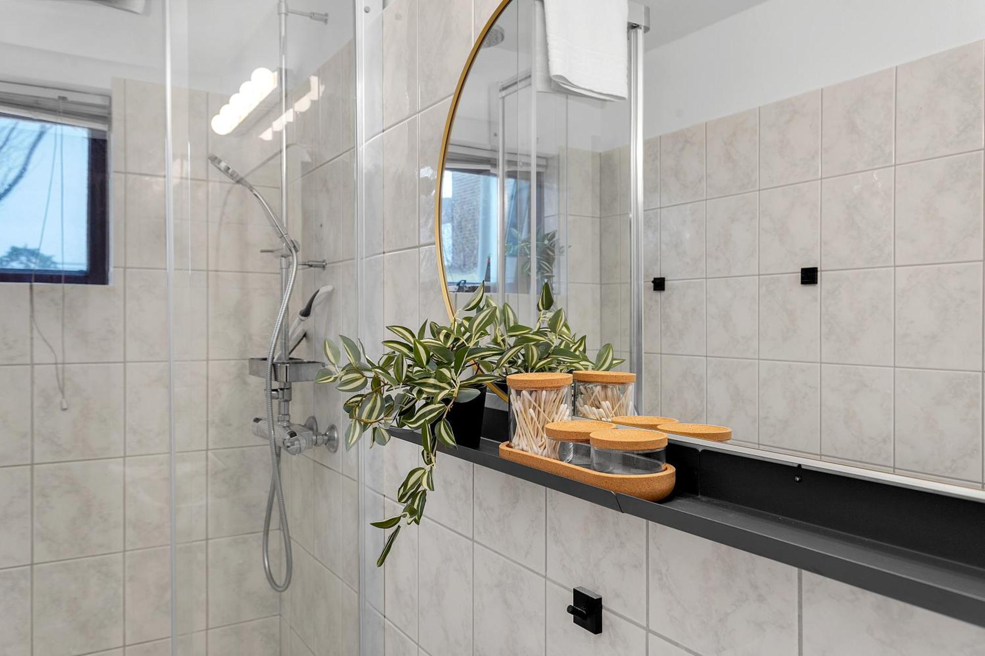 Inviting 2br Haven In The Heart Of The Suburbs Apartment *