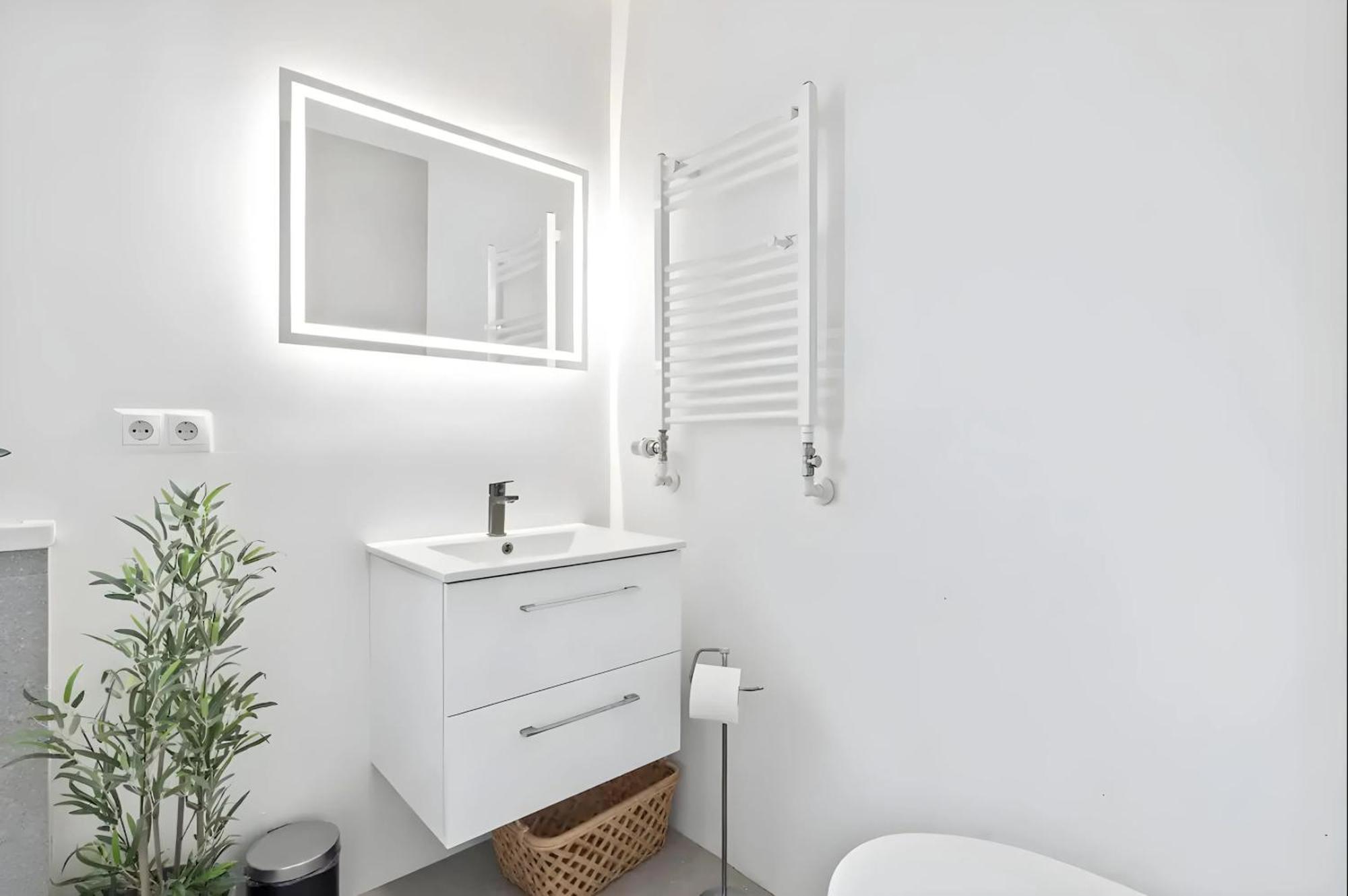 Center, King Bed, 65