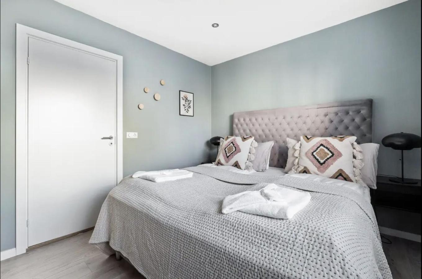 Center, King Bed, 65