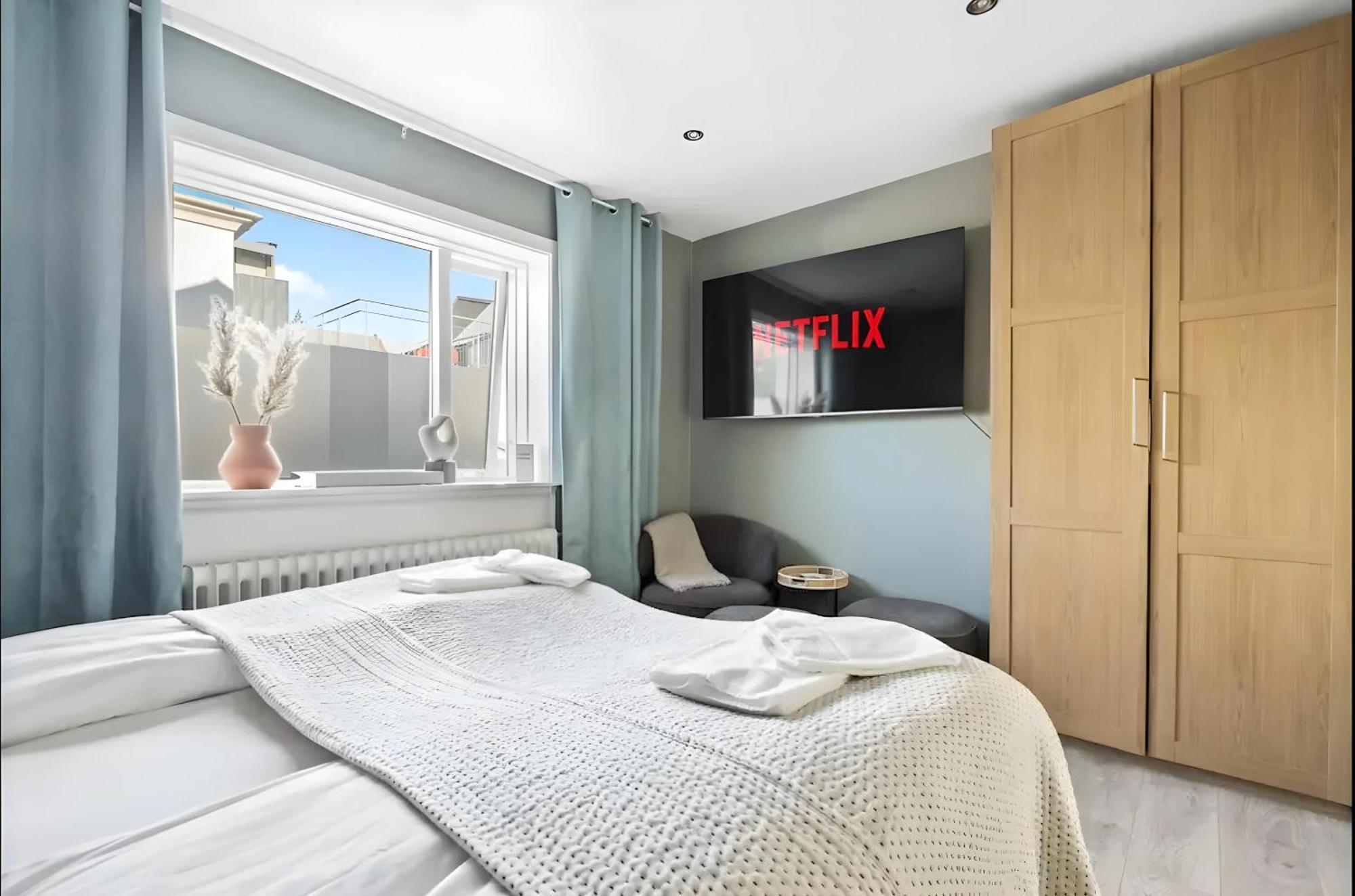 Center, King Bed, 65