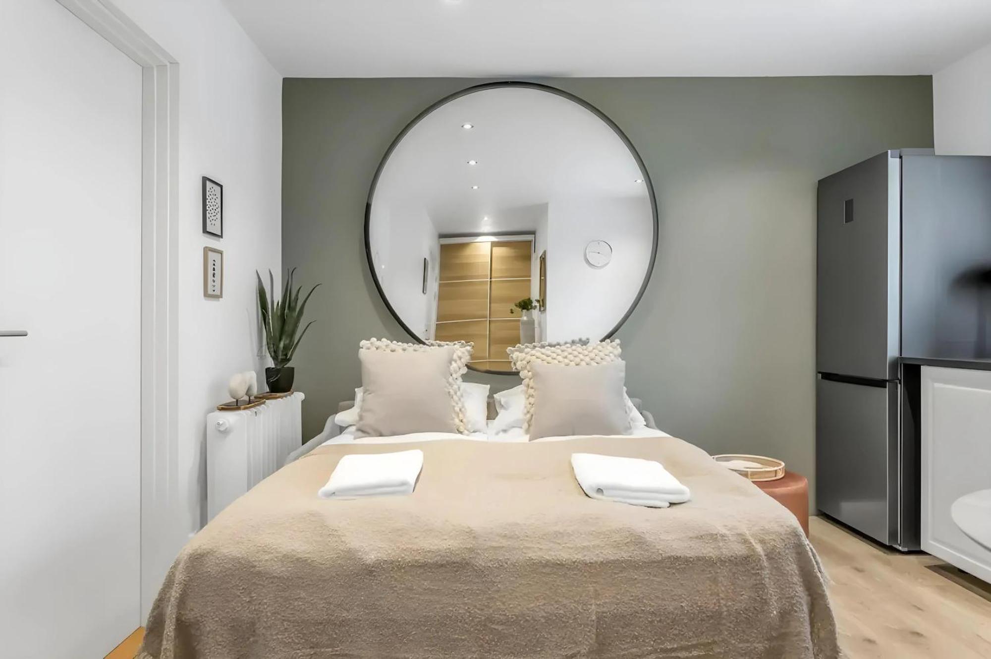 Center, King Bed, 65