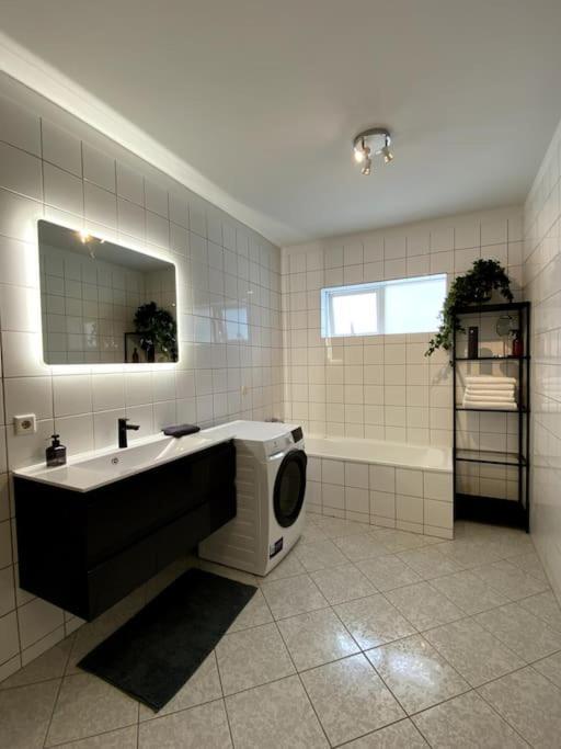4-room Spacious W Patio Apartment Reykjavik