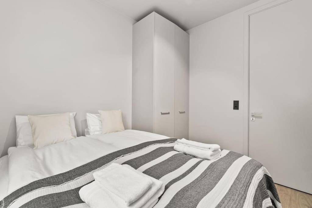 Lux 2br & 2ba With Free Parking Center Apartment *