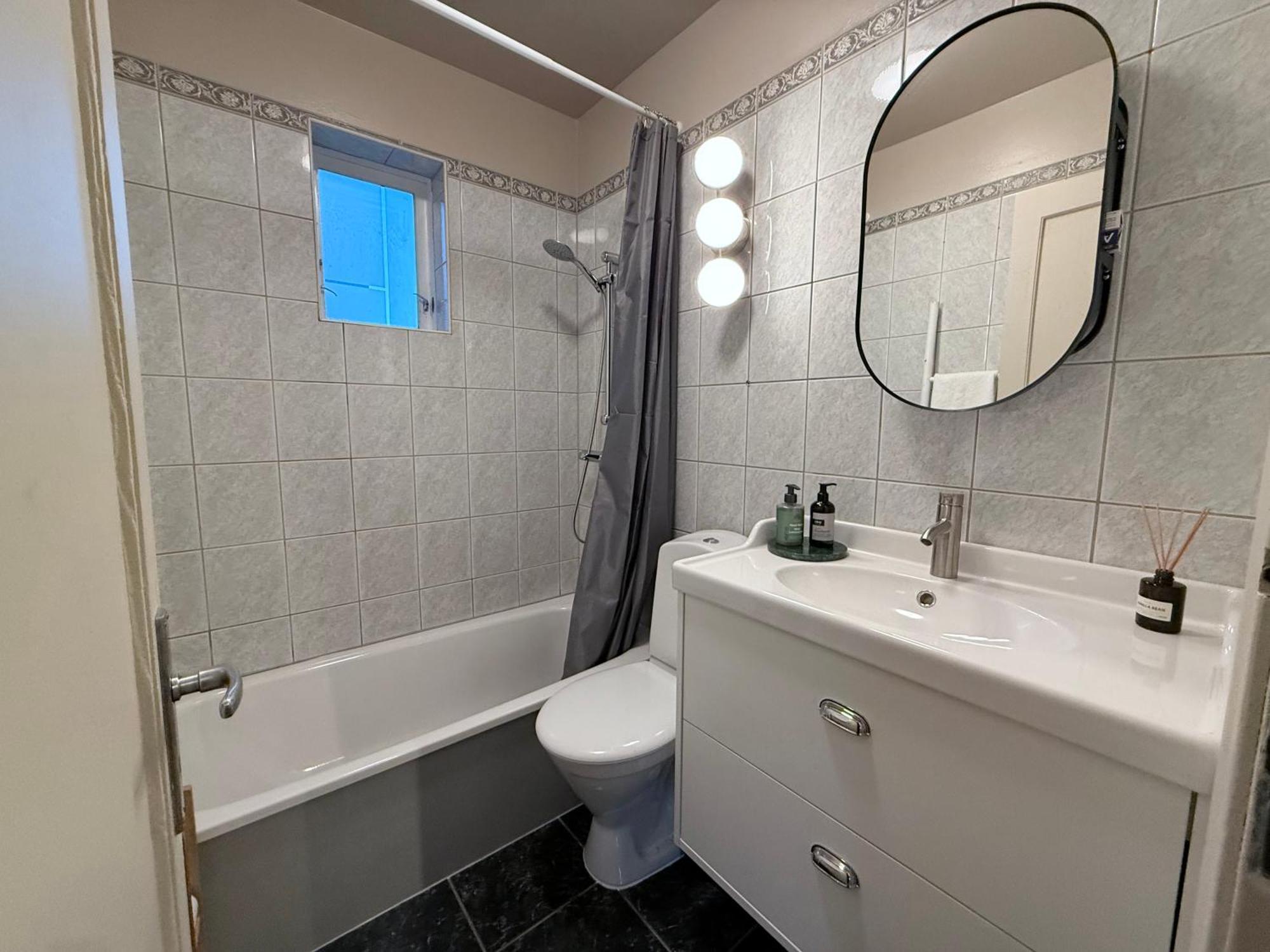 Cozy , Sleeps 4, 10 Min To Downtown, Family-friendly Appartement