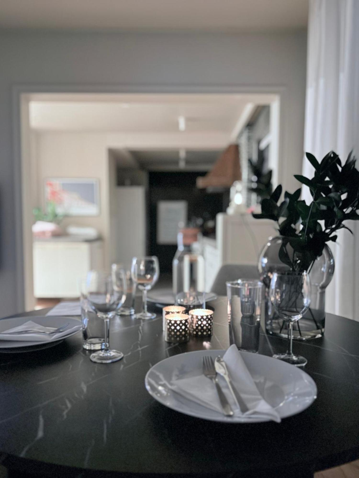 Cozy , Sleeps 4, 10 Min To Downtown, Family-friendly *