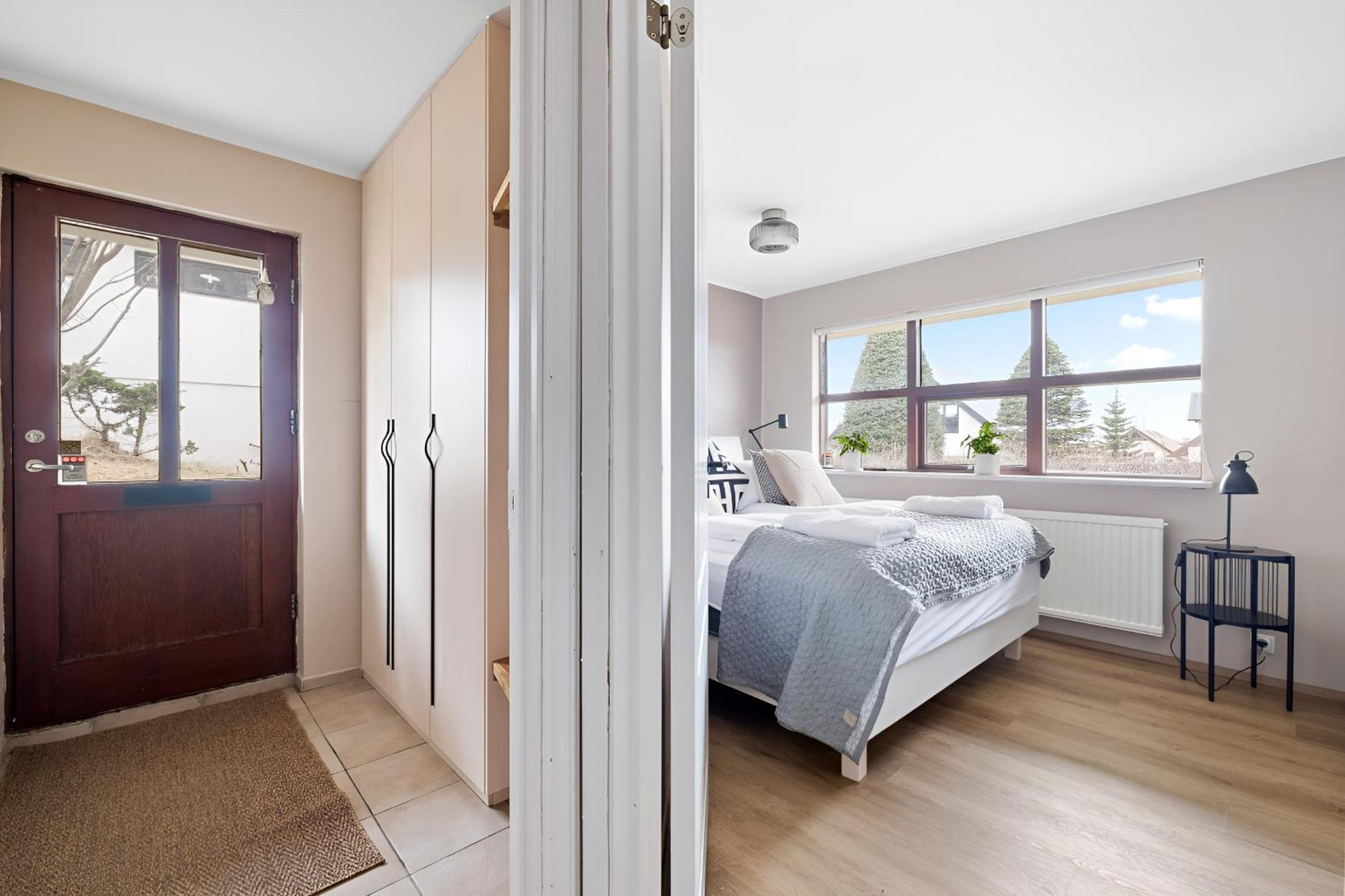 Inviting 2br Haven In The Heart Of The Suburbs Apartment *