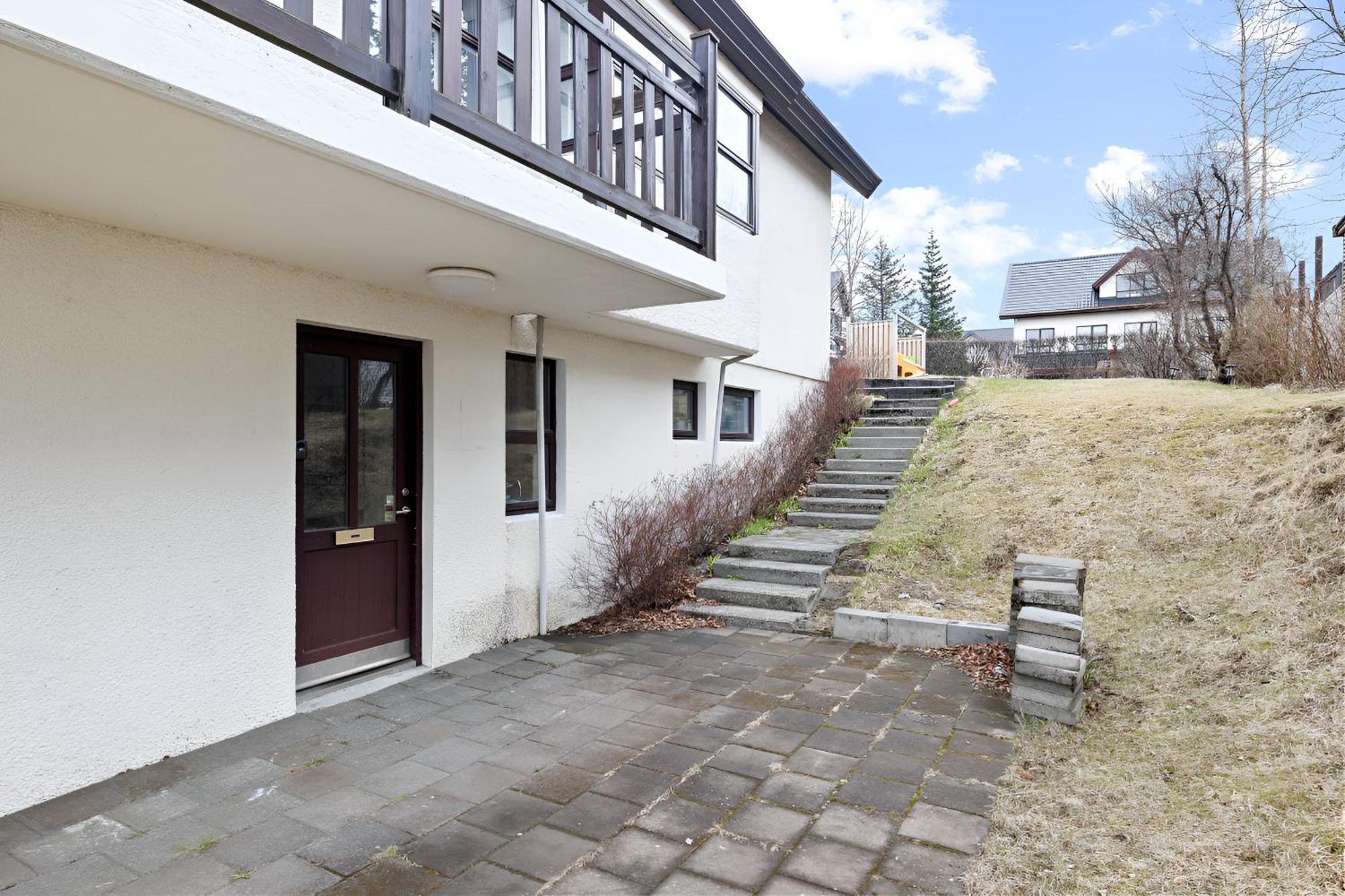 Inviting 2br Haven In The Heart Of The Suburbs