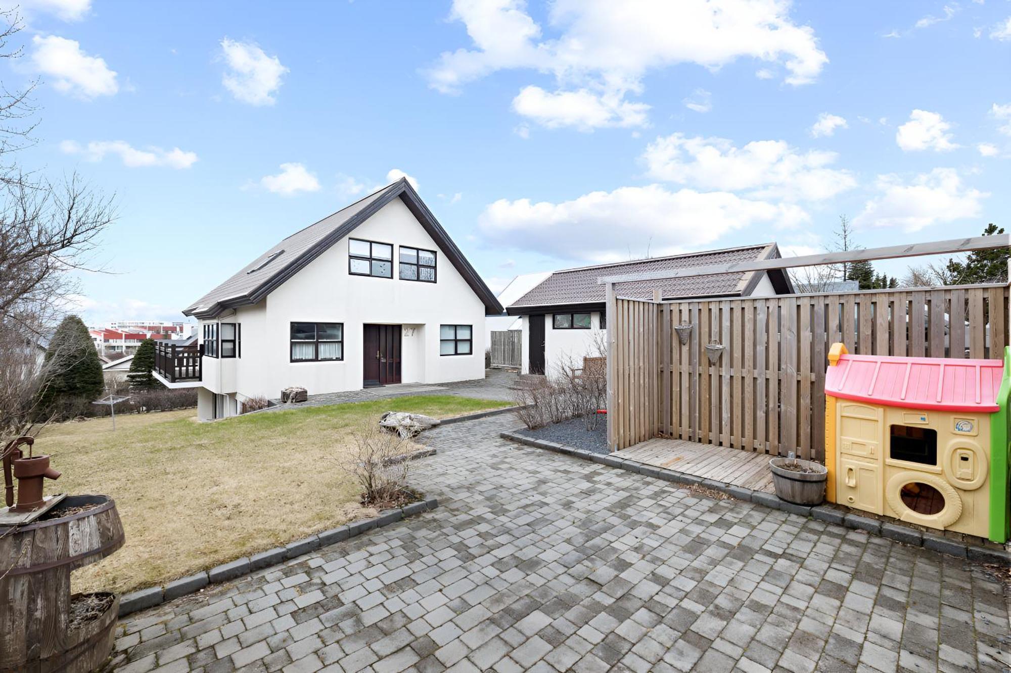 Inviting 2br Haven In The Heart Of The Suburbs * Reykjavík