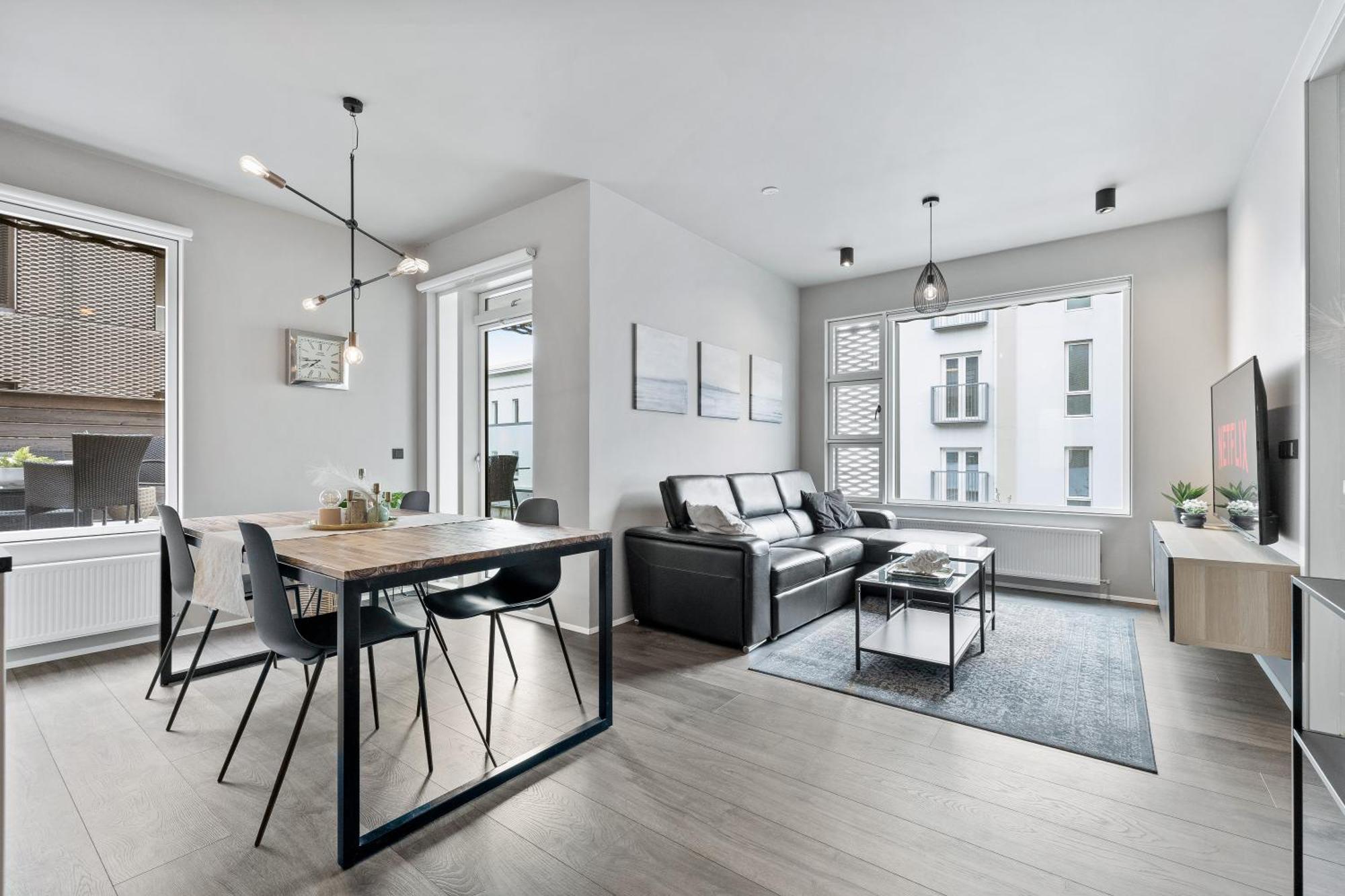 Vibrant Hafnatorg I Spacious With Expansive Garage Apartment
