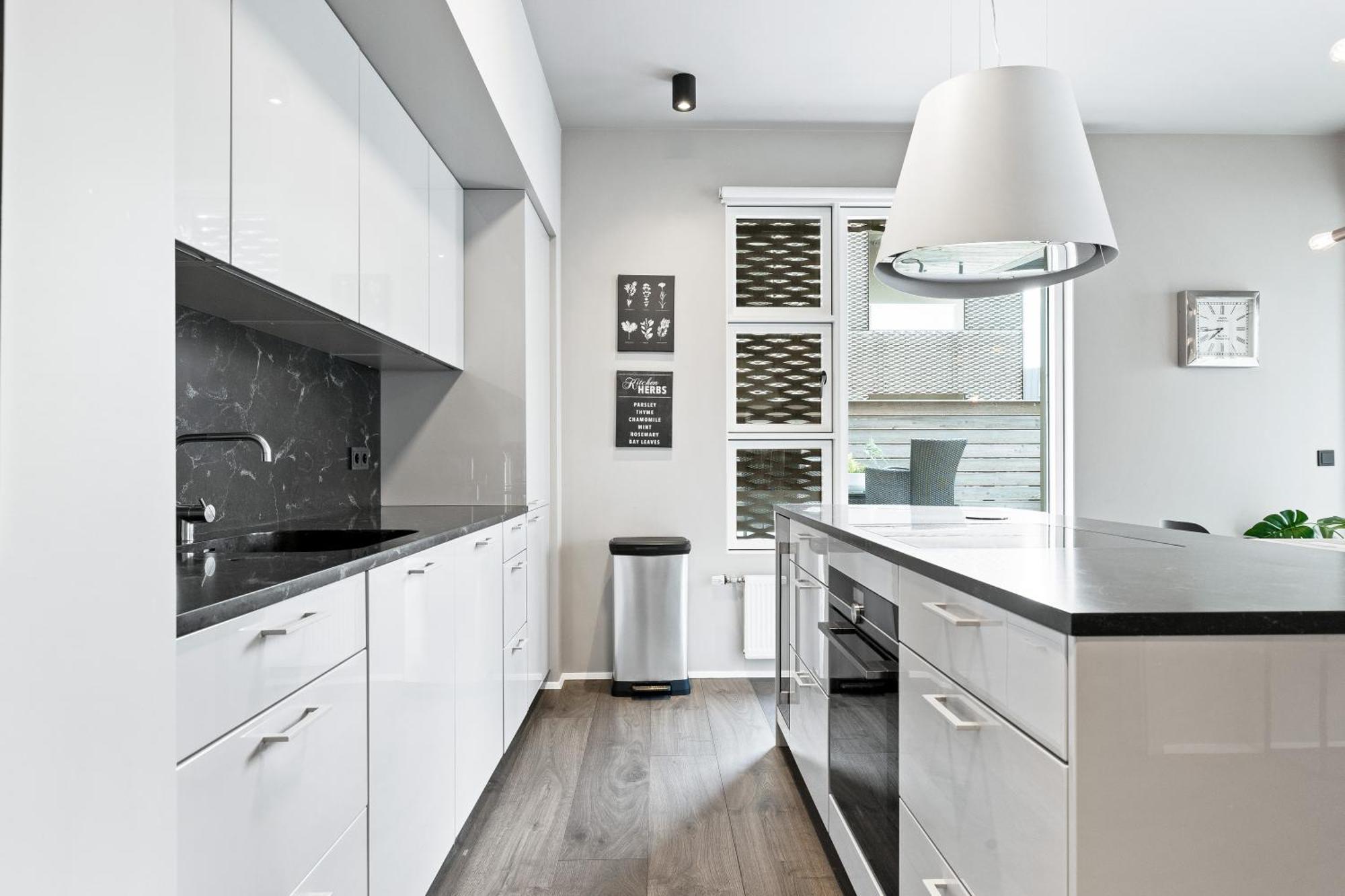 Vibrant Hafnatorg I Spacious With Expansive Garage Apartamento