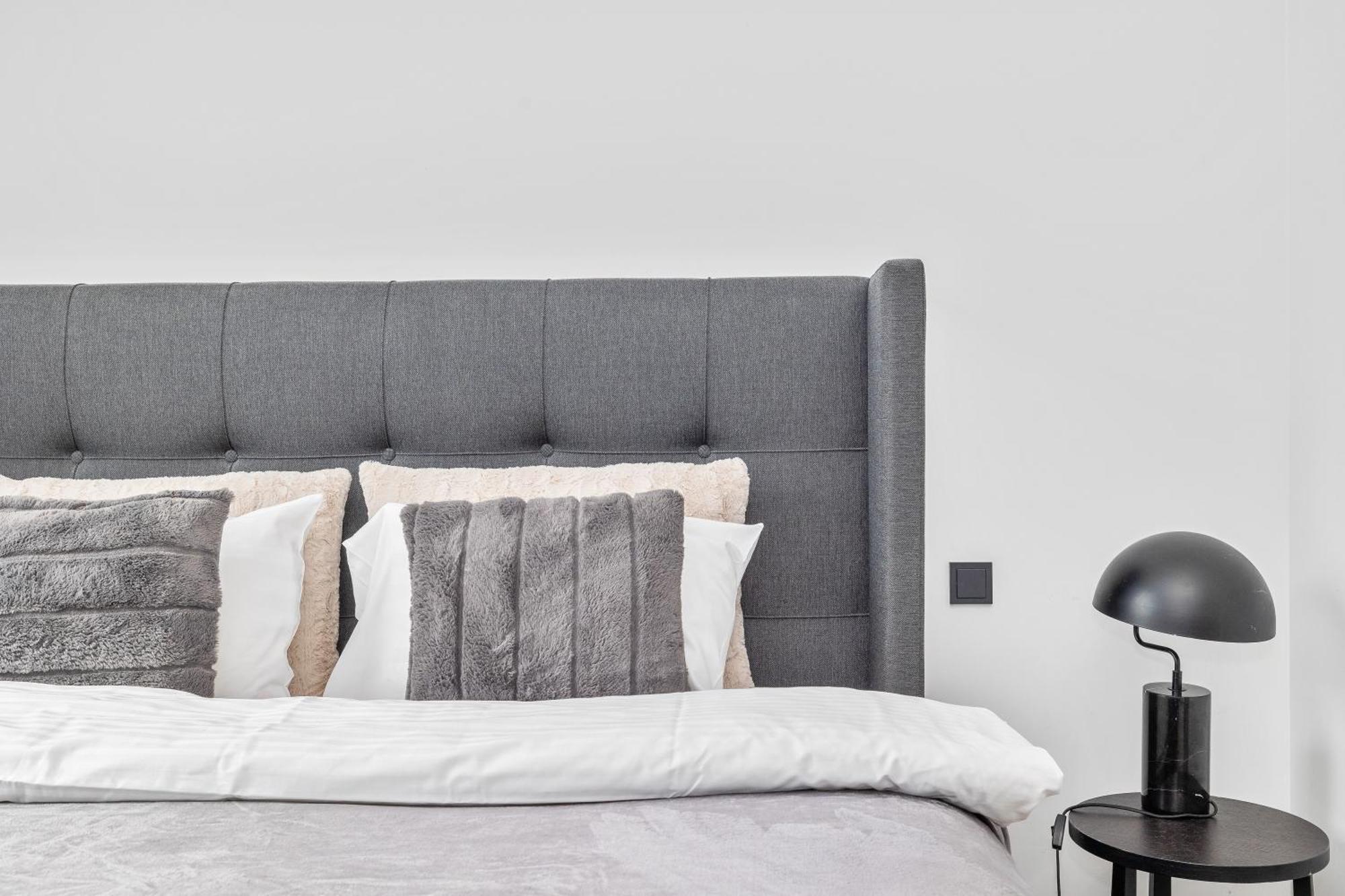 Vibrant Hafnatorg I Spacious With Expansive Garage Apartment