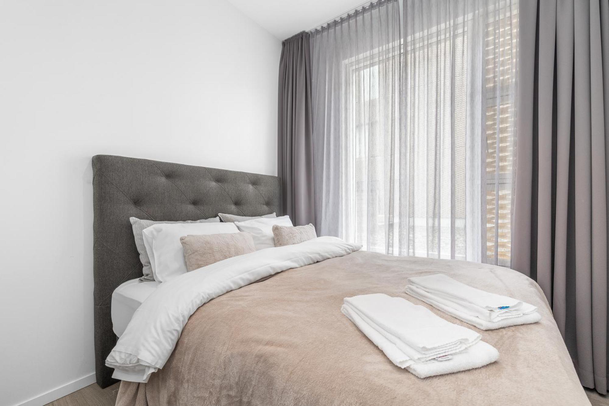 Vibrant Hafnatorg I Spacious With Expansive Garage Apartment *