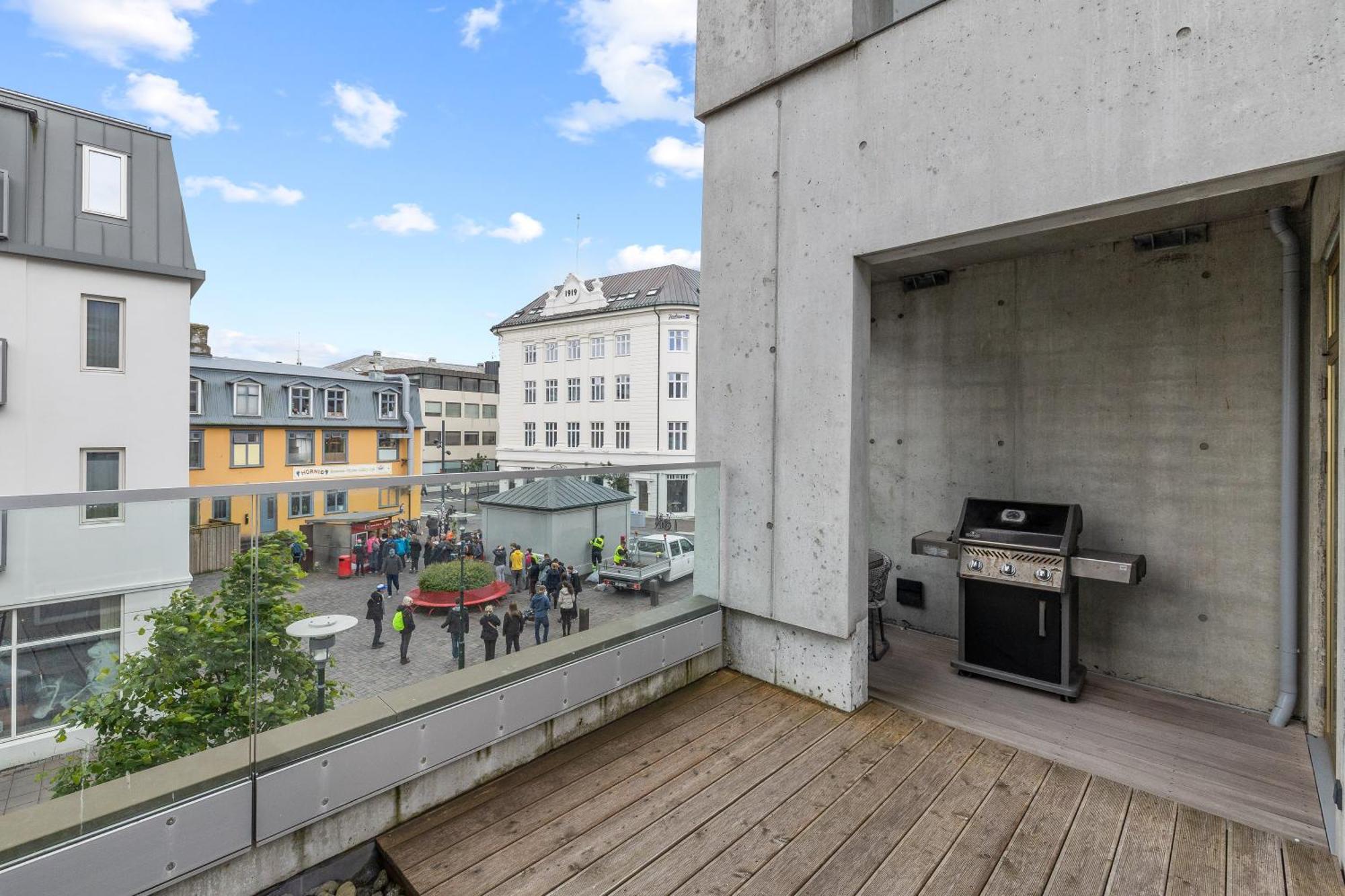 Apartment Vibrant Hafnatorg I Spacious With Expansive Garage Reykjavik