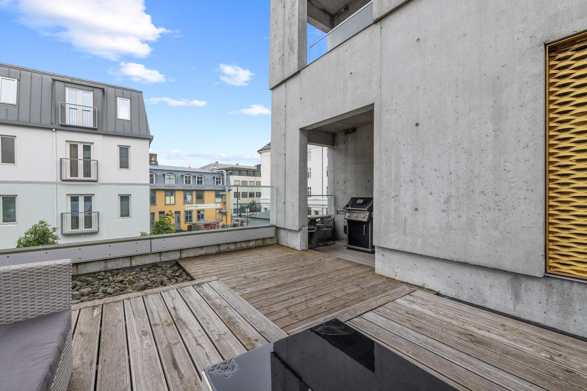 Apartment Vibrant Hafnatorg I Spacious With Expansive Garage *