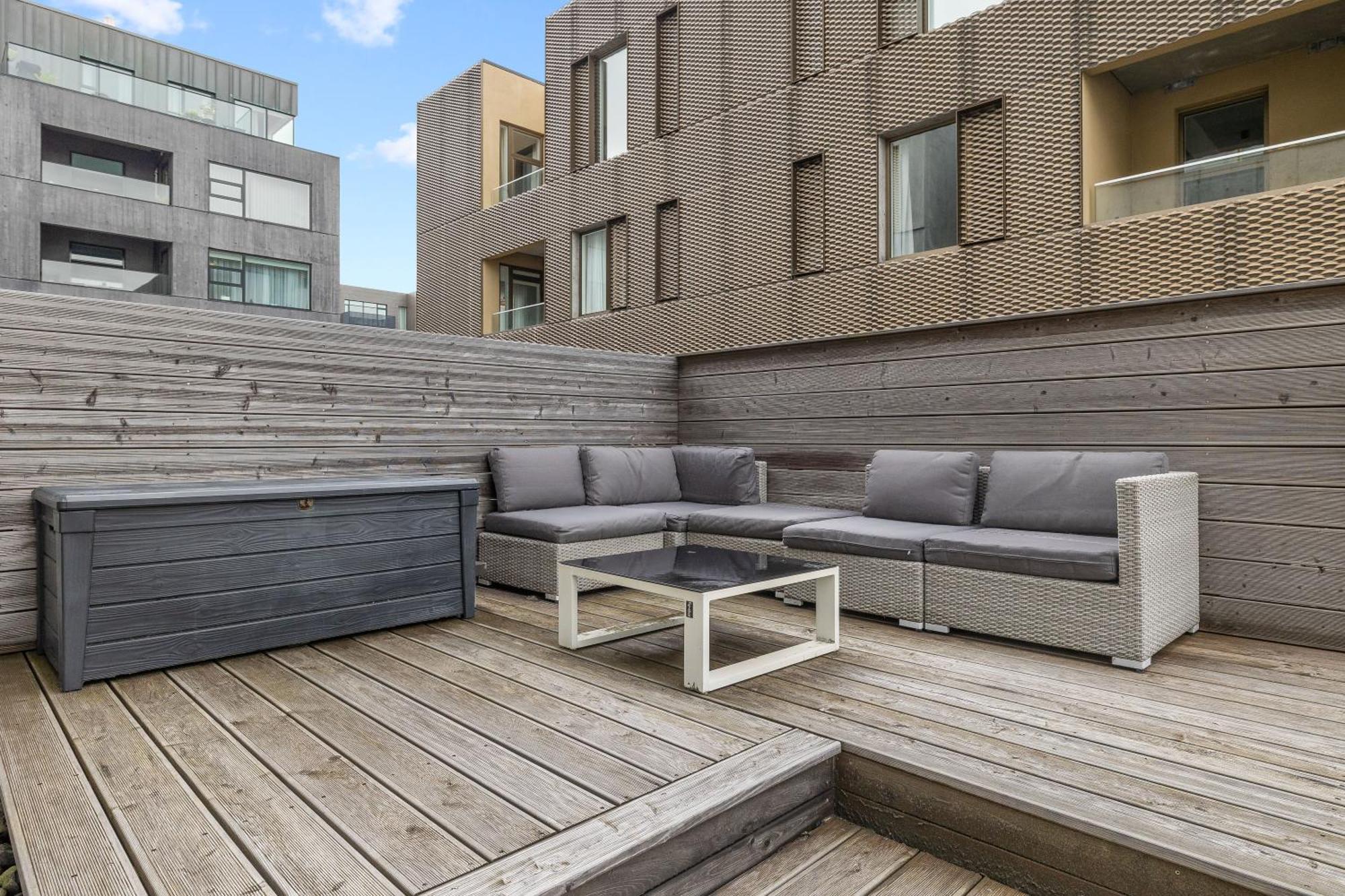 Vibrant Hafnatorg I Spacious With Expansive Garage Apartment Reykjavik