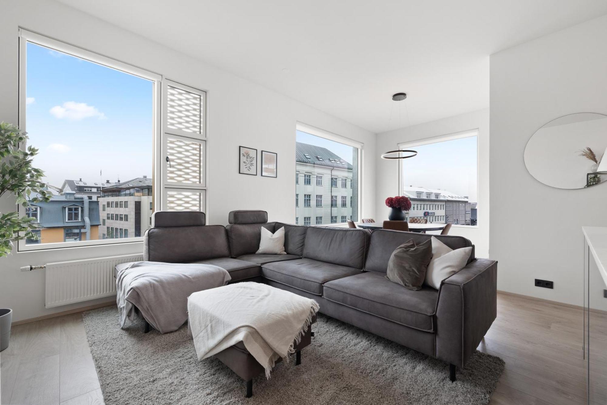 Vibrant Hafnatorg I Spacious With Expansive Garage Apartment