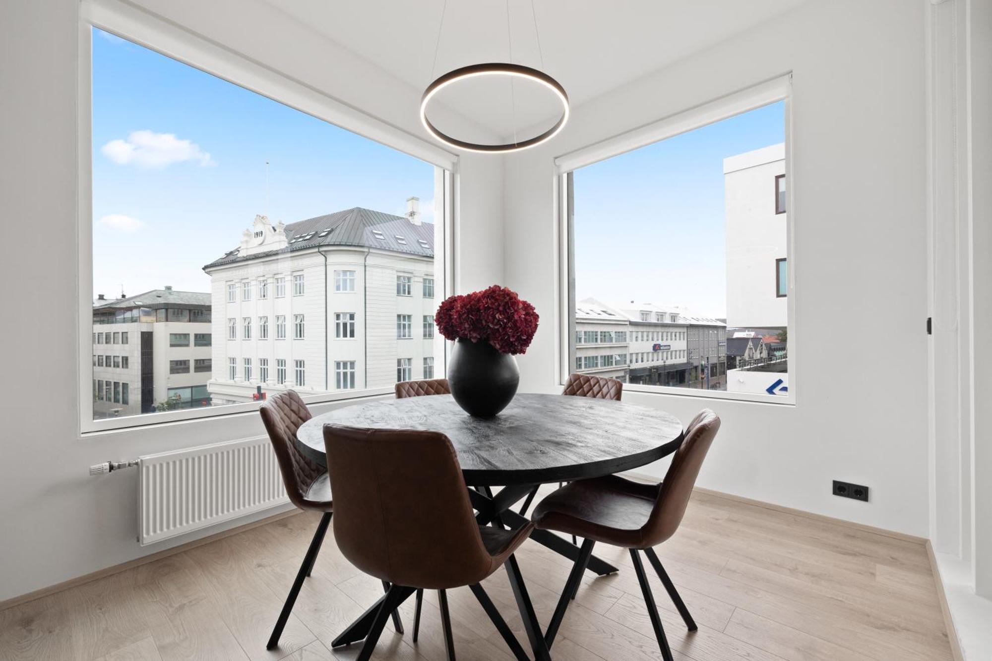 Vibrant Hafnatorg I Spacious With Expansive Garage Apartment *