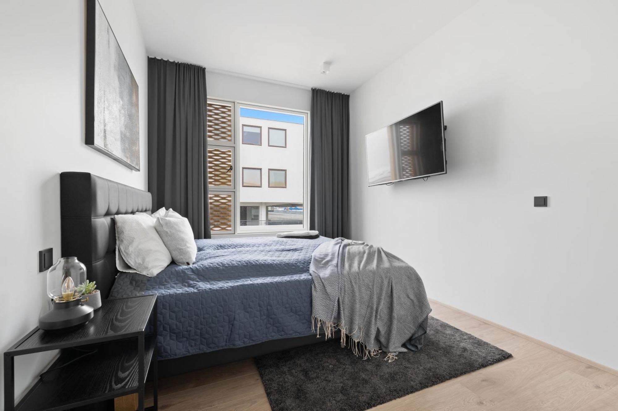 Vibrant Hafnatorg I Spacious With Expansive Garage Apartment