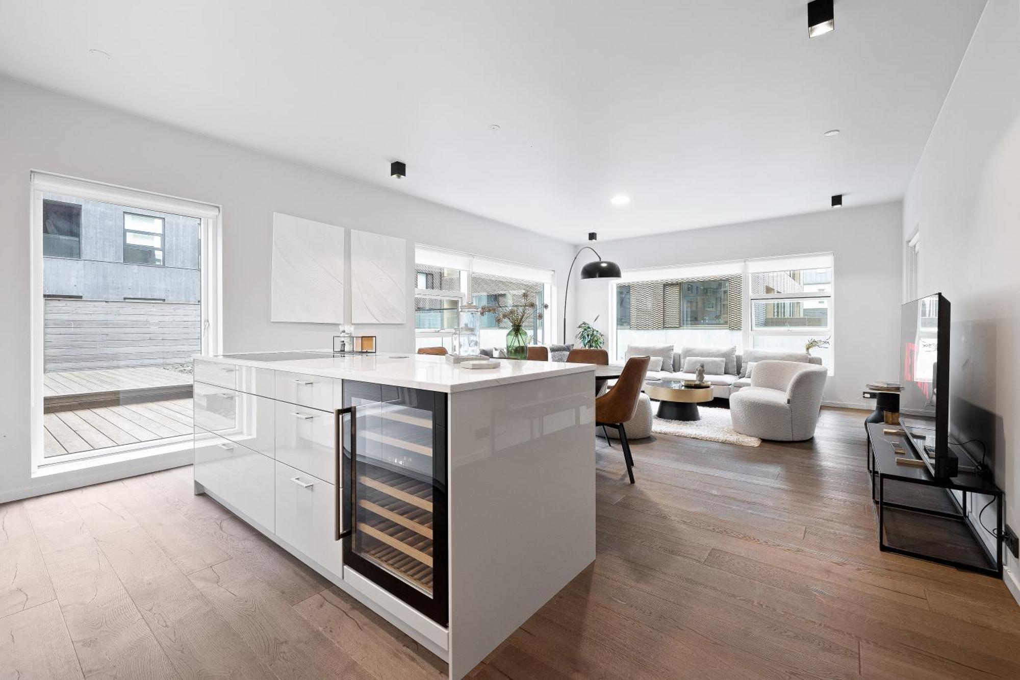 Vibrant Hafnatorg I Spacious With Expansive Garage Apartment Reykjavik