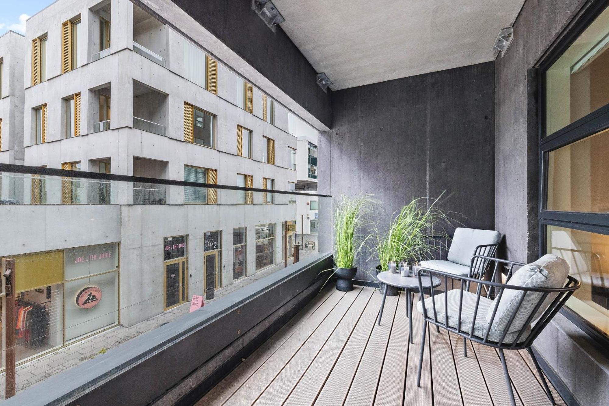 Vibrant Hafnatorg I Spacious With Expansive Garage Apartment Reykjavik