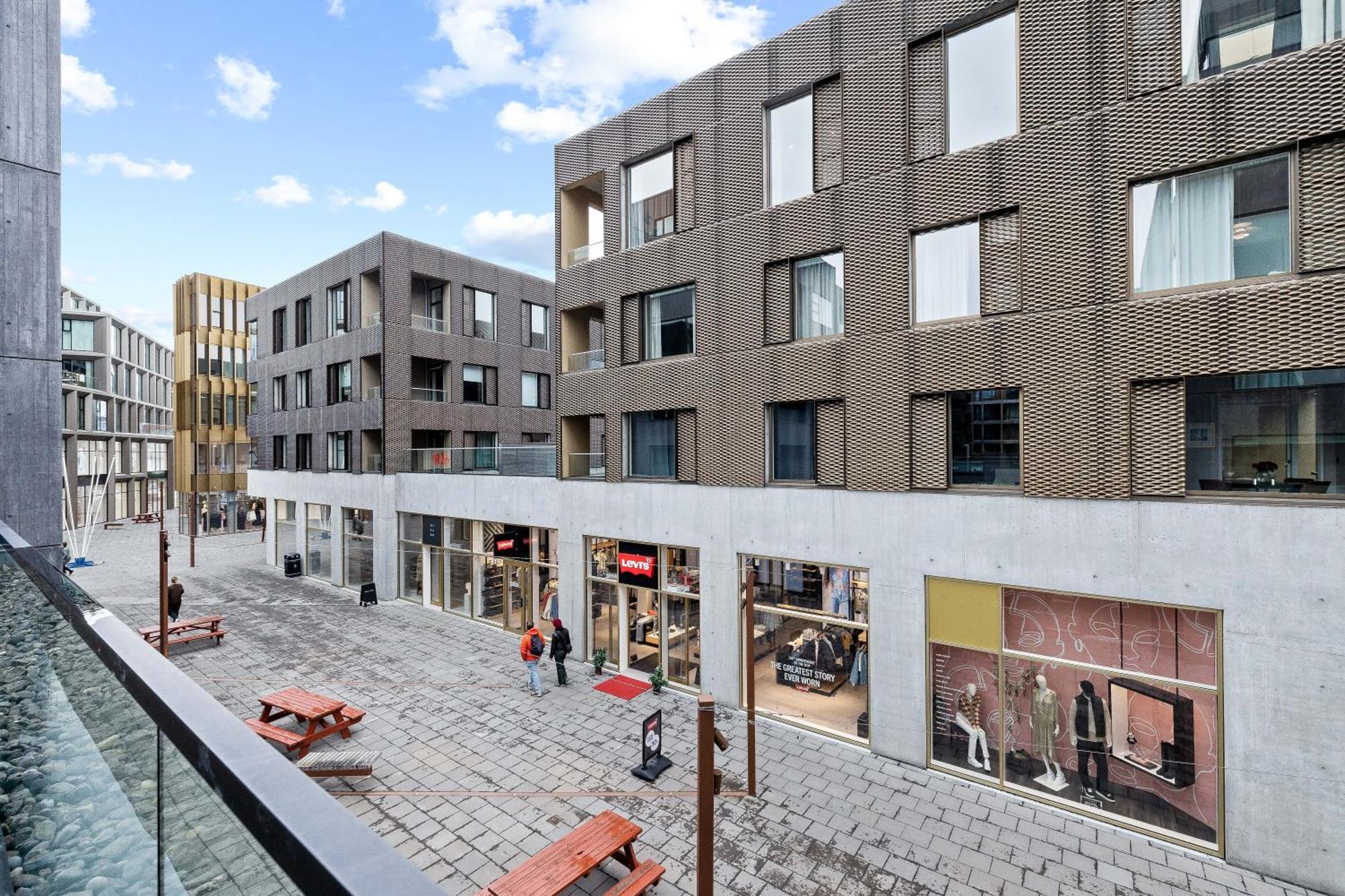 Vibrant Hafnatorg I Spacious With Expansive Garage Apartment