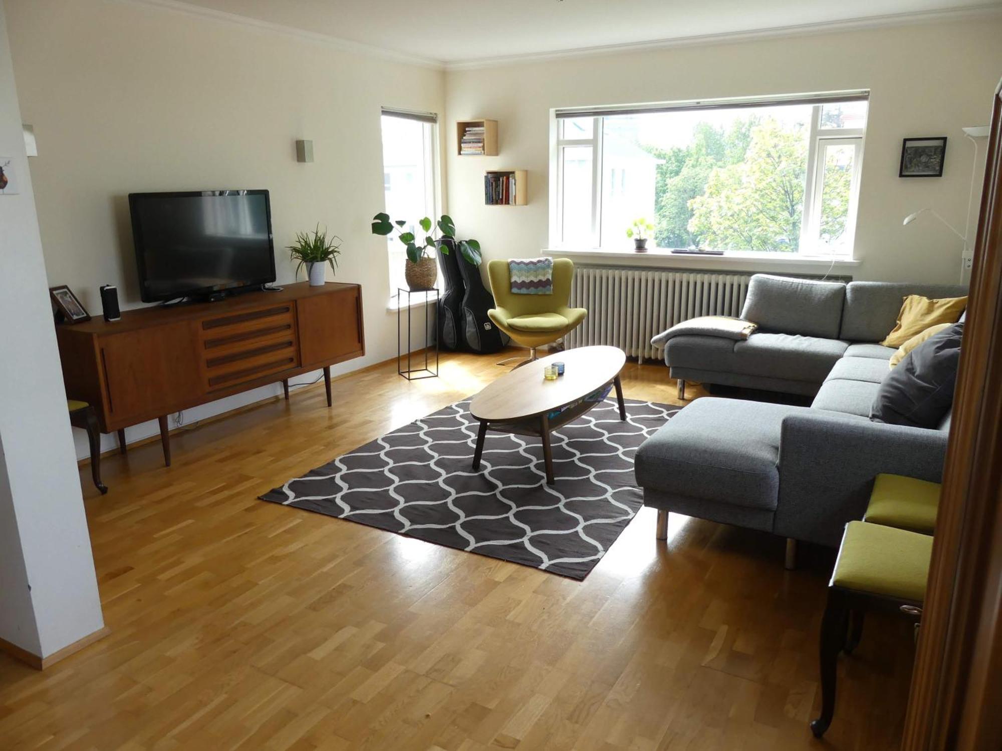 Bright 2 Bedroom In Apartment