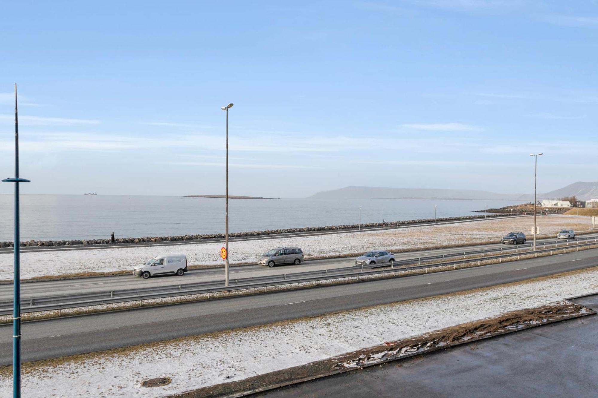Luxurious Oceanfront - New Listing! Apartment *