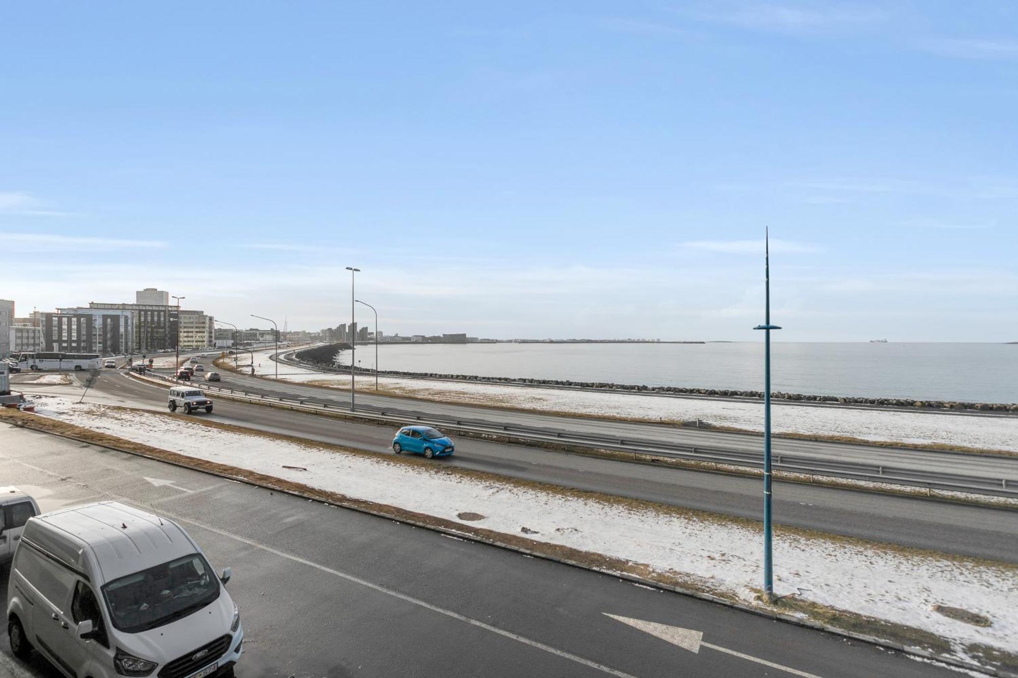 Luxurious Oceanfront - New Listing! Apartment *
