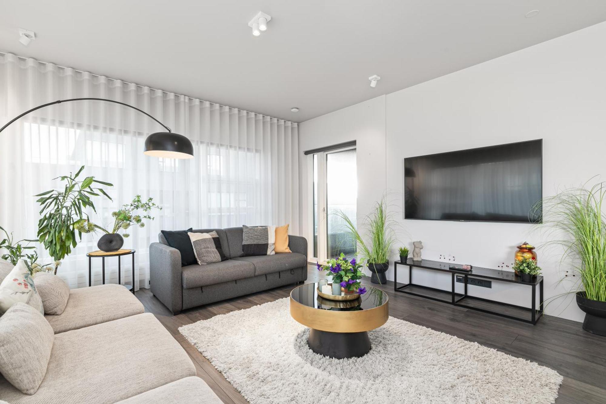 Vibrant Hafnatorg I Spacious With Expansive Garage Reykjavik