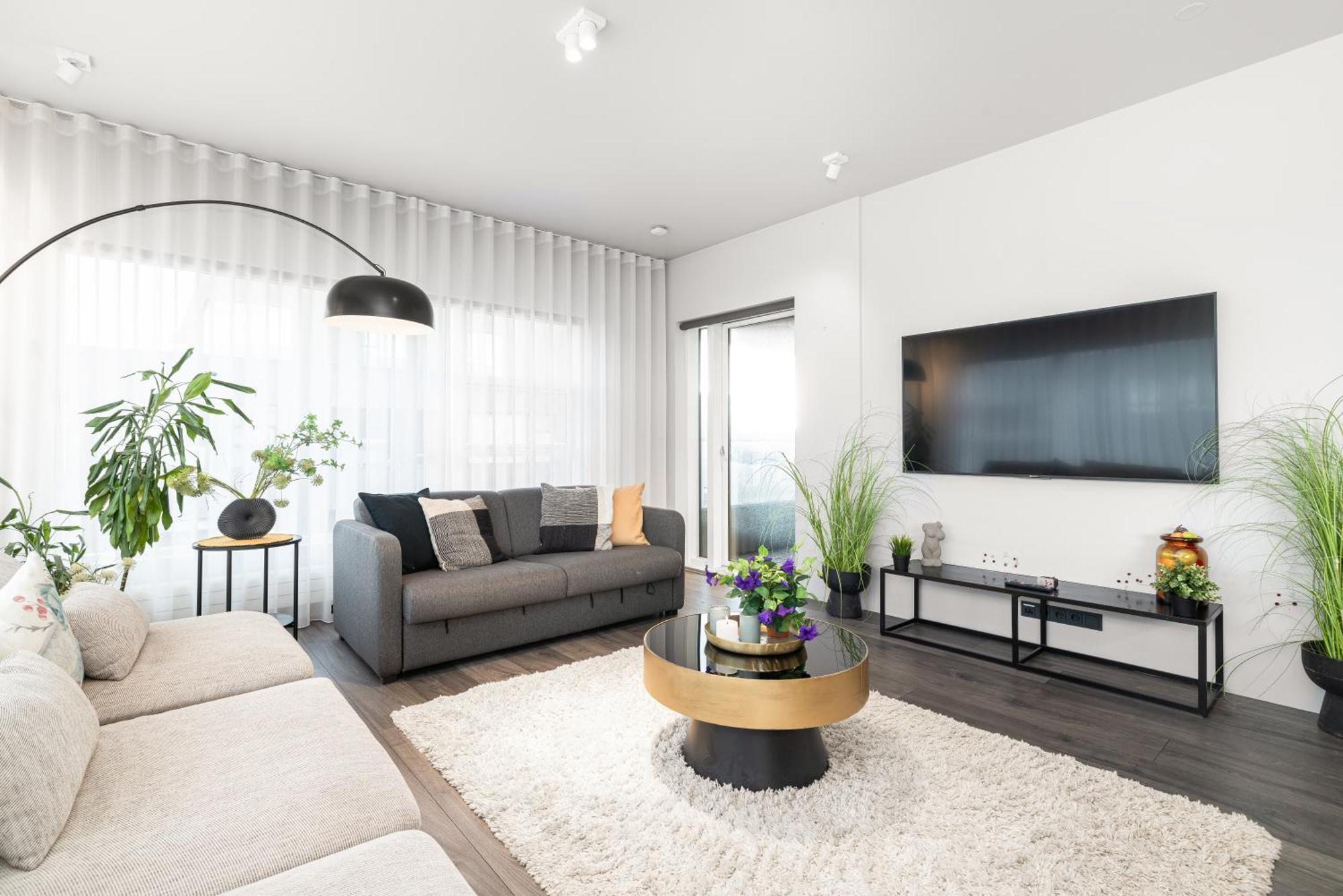 Vibrant Hafnatorg I Spacious With Expansive Garage