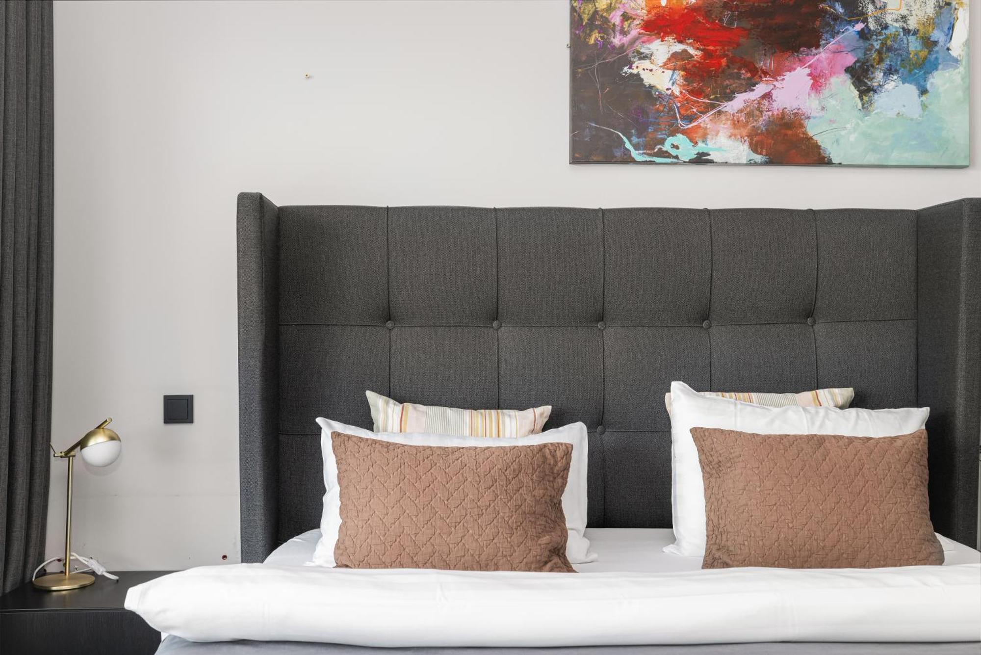 Vibrant Hafnatorg I Spacious With Expansive Garage Apartment *