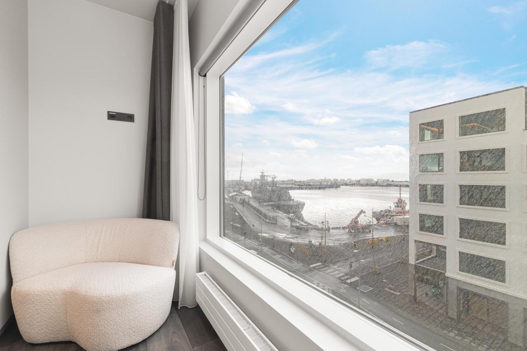 Vibrant Hafnatorg I Spacious With Expansive Garage Apartment Reykjavik