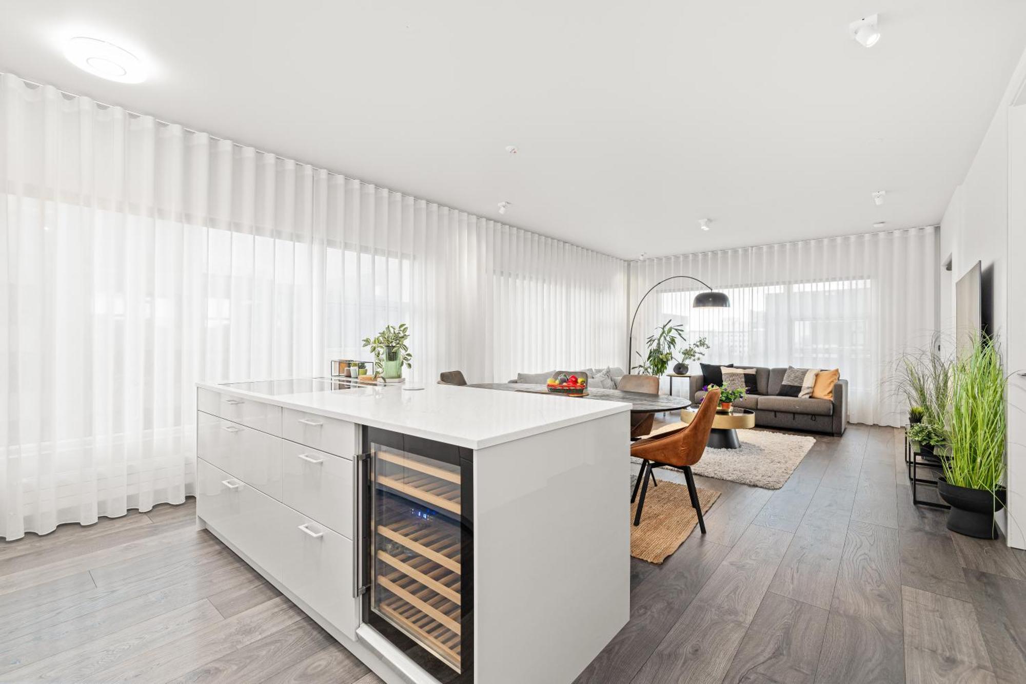 Vibrant Hafnatorg I Spacious With Expansive Garage Apartment