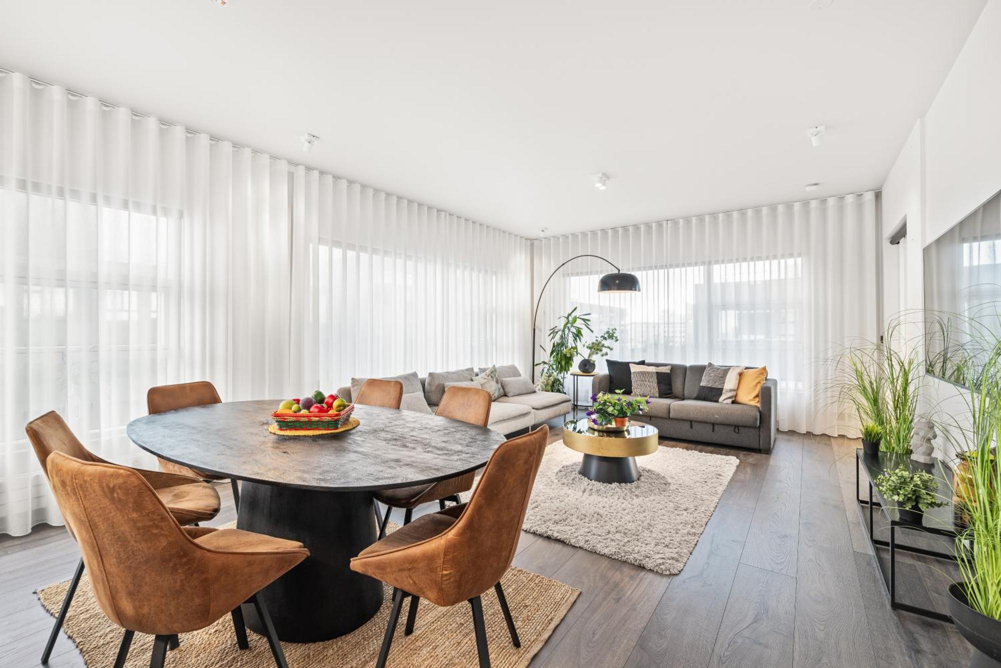 Vibrant Hafnatorg I Spacious With Expansive Garage Apartment *