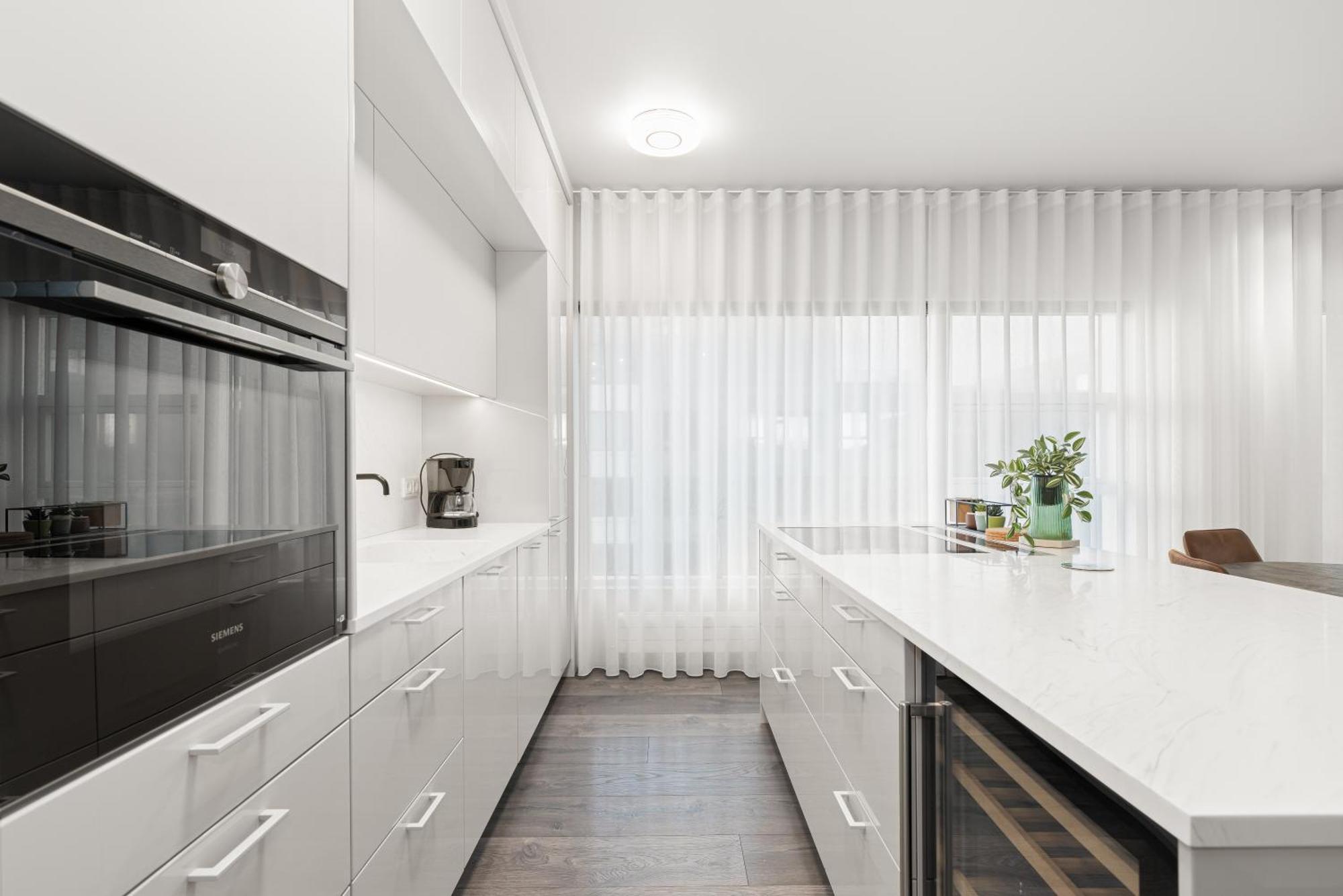 Vibrant Hafnatorg I Spacious With Expansive Garage Apartment *
