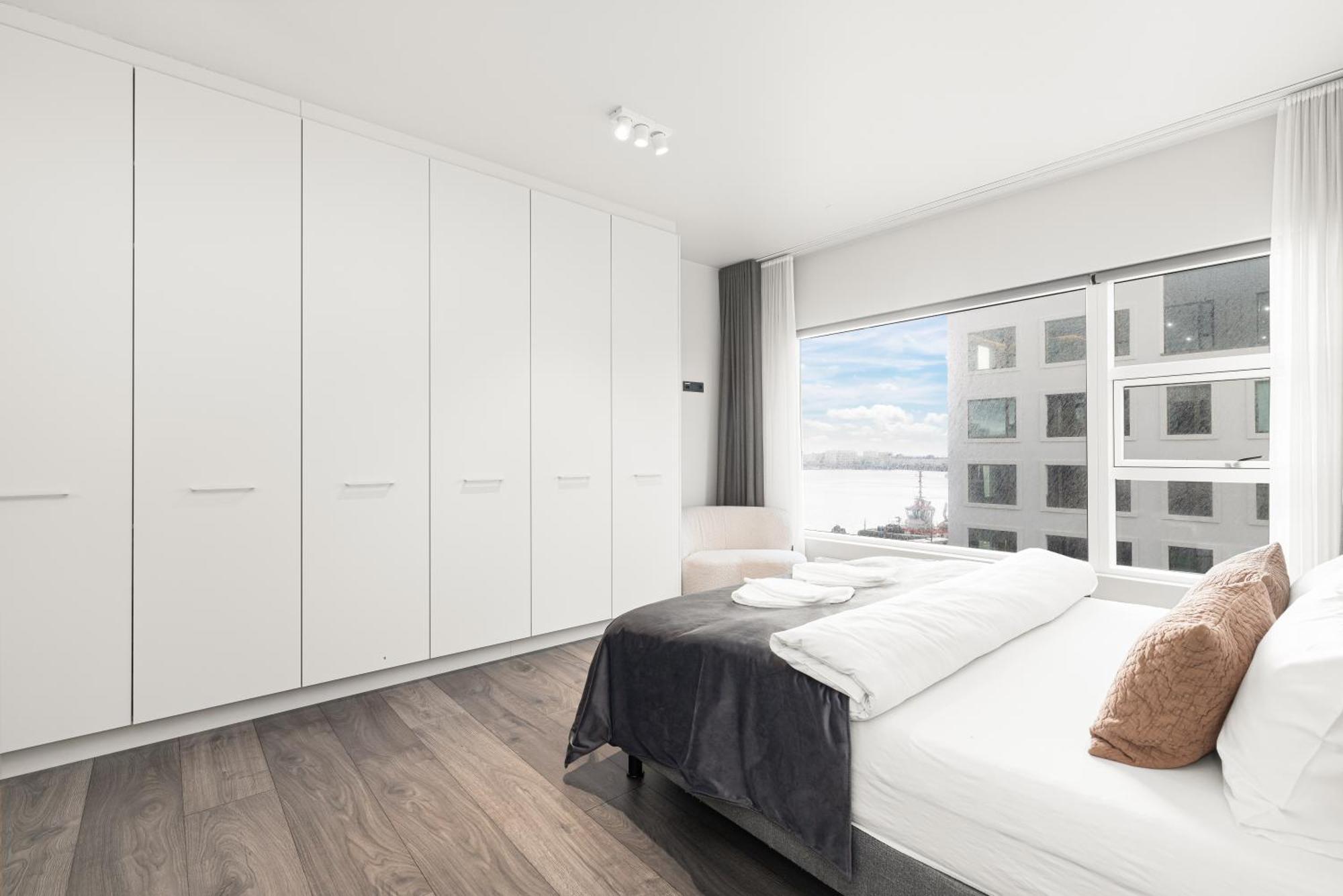 Vibrant Hafnatorg I Spacious With Expansive Garage * Reiquiavique