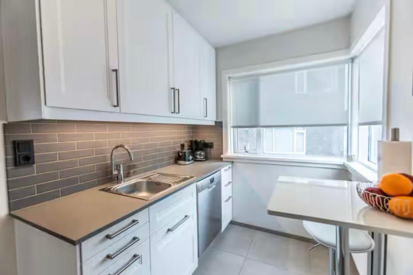 Beautiful And Quiet In Center - Perfect Location Apartment *