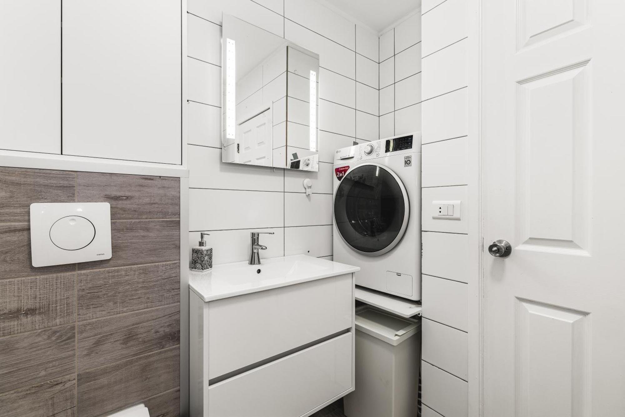 Upgraded Spacious 2-Bedroom Apartment Near Sky Lagoon! Apartment