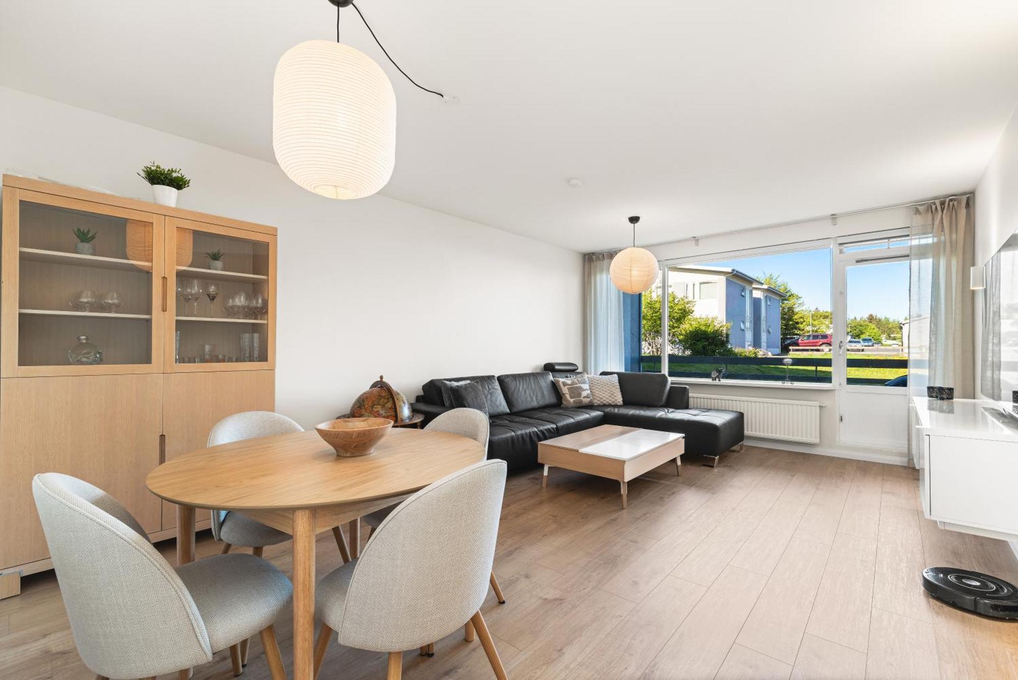 Upgraded Spacious 2-bedroom Near Sky Lagoon! Apartamento