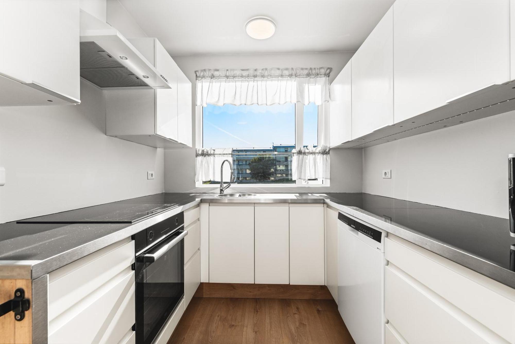 Upgraded Spacious 2-Bedroom Apartment Near Sky Lagoon!