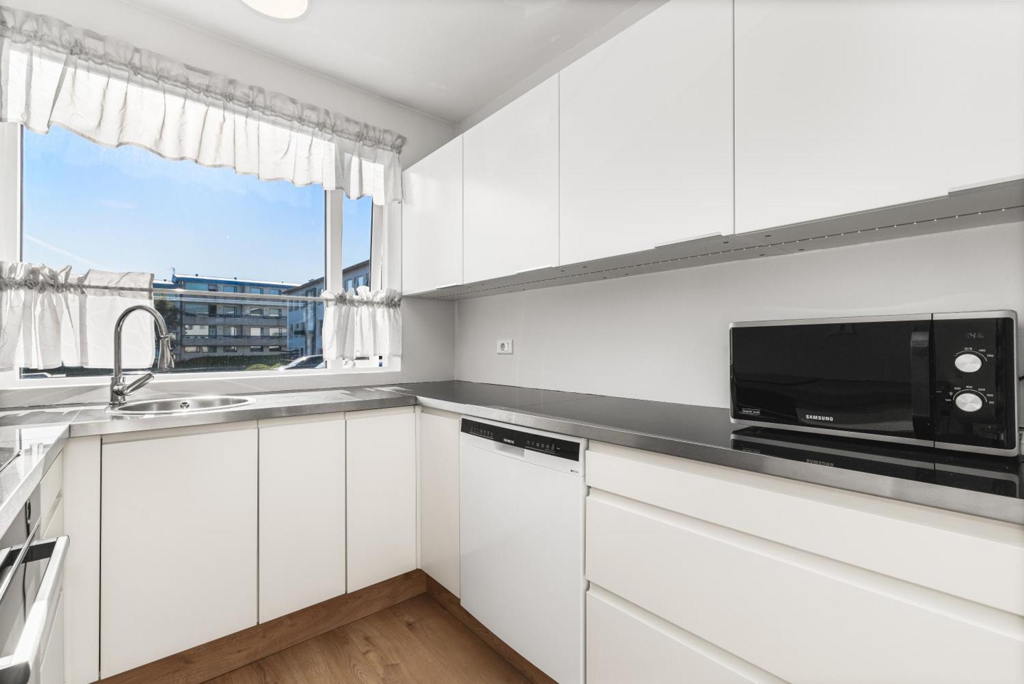 Upgraded Spacious 2-Bedroom Apartment Near Sky Lagoon! Apartment *