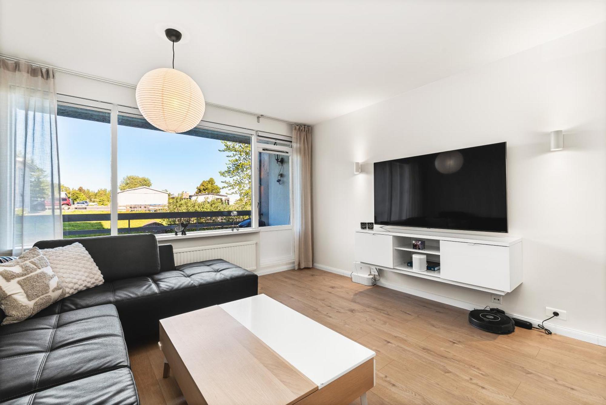 Upgraded Spacious 2-Bedroom Apartment Near Sky Lagoon!