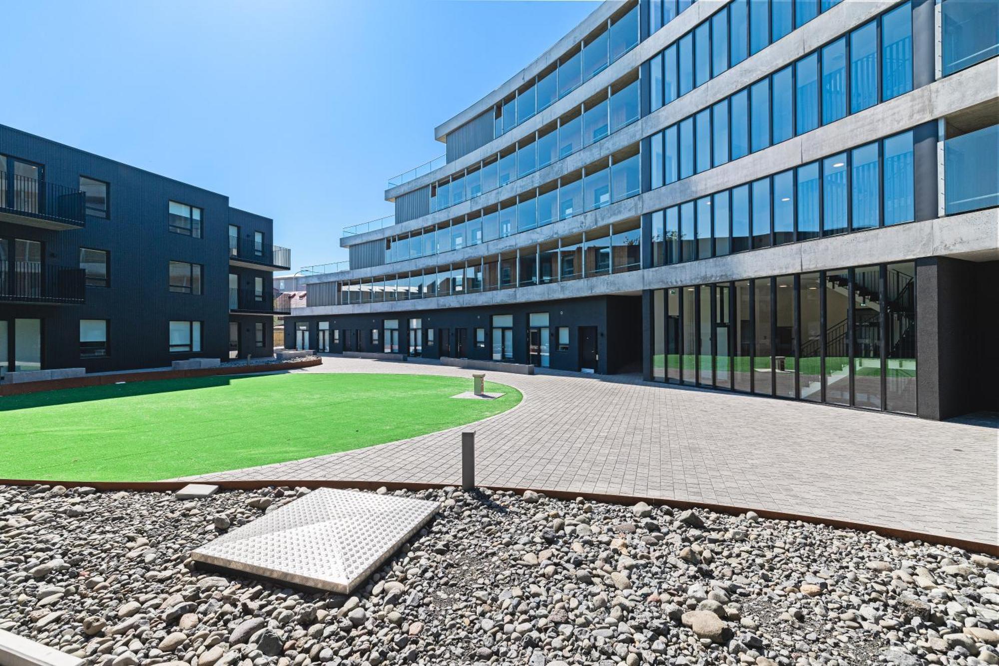 Your Perfect Oasis With Large Porch & Scenic Views * Reykjavik