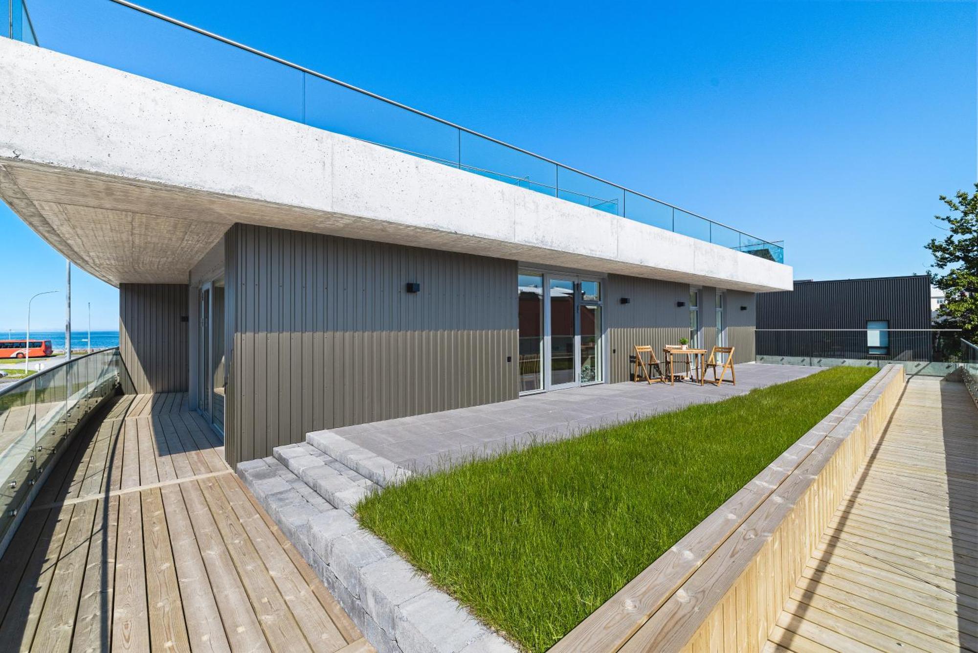 Your Perfect Oasis With Large Porch & Scenic Views * Reykjavik