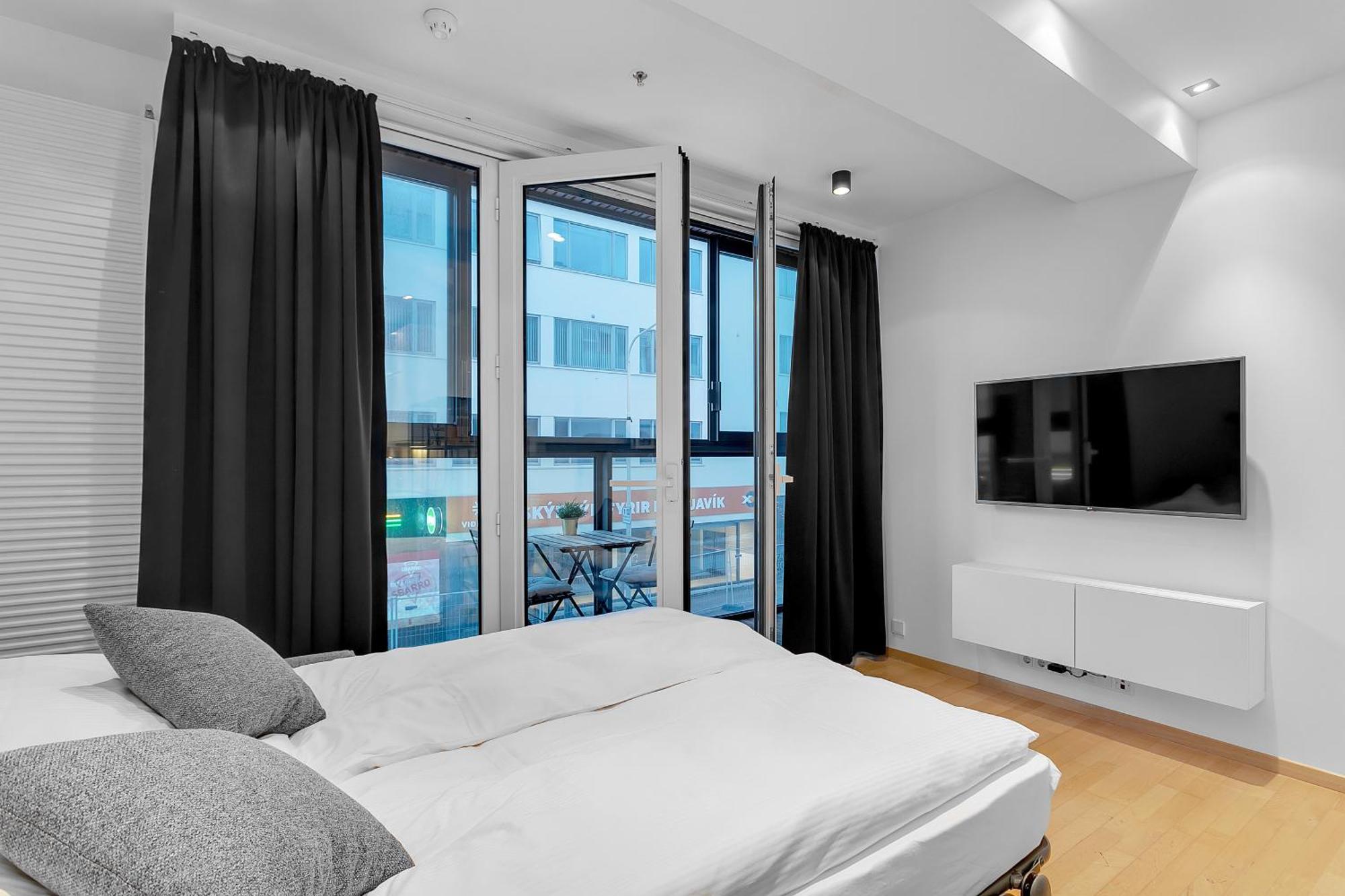 Centrally Located Modern 1br *