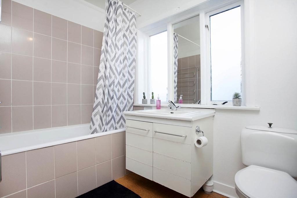 Hringbraut 104 * Reykjavík